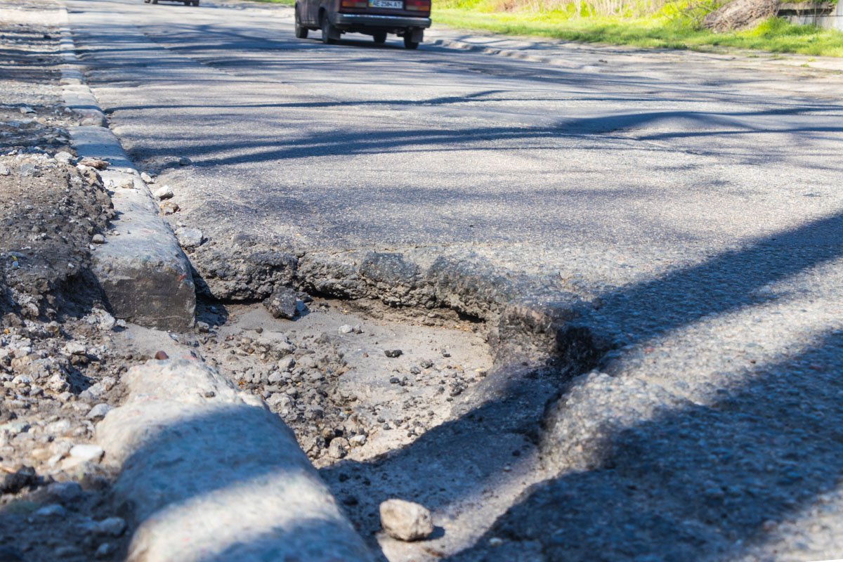 Асфальт кто-то покусал