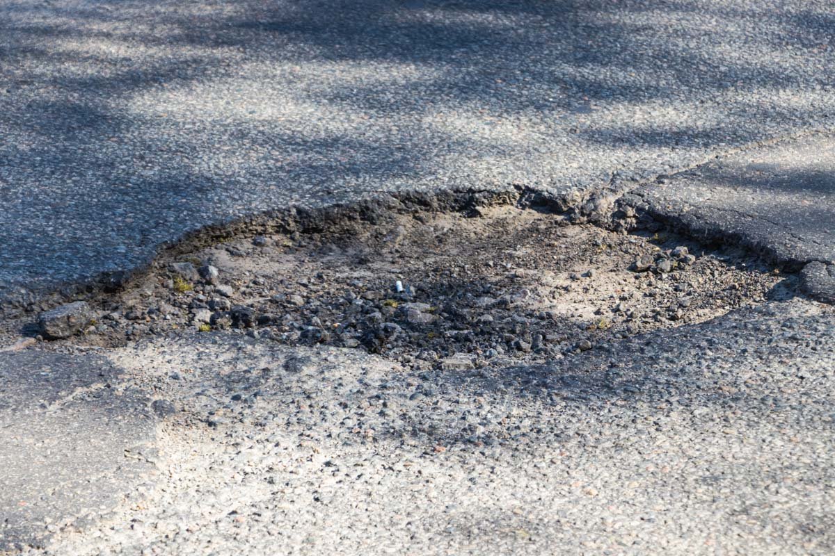 Еще чуть-чуть мусора и не видно будет дыру