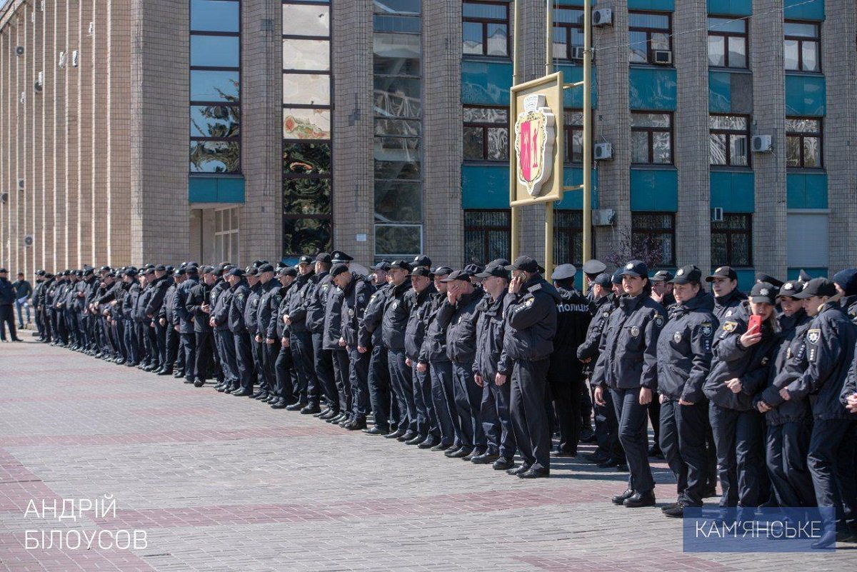 В Каменском наградили полицейских, которые задержали опасного преступника 1