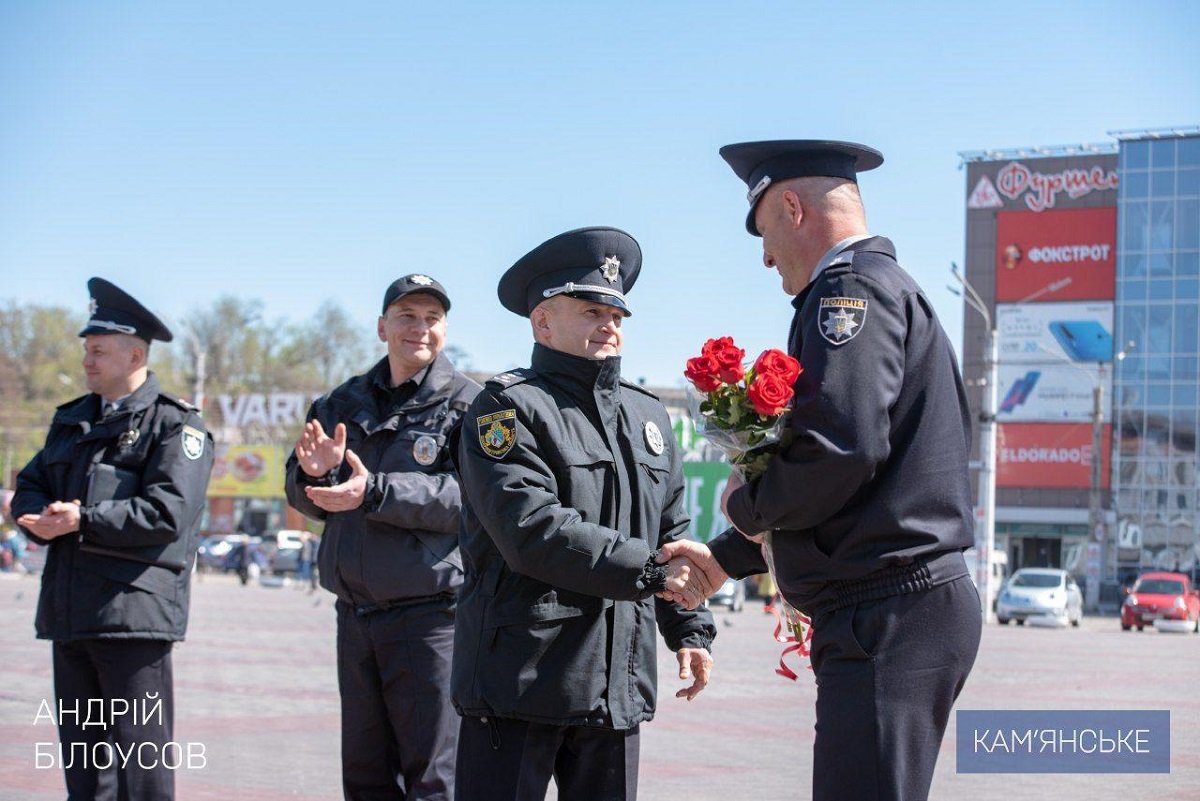 В Каменском наградили полицейских, которые задержали опасного преступника 3