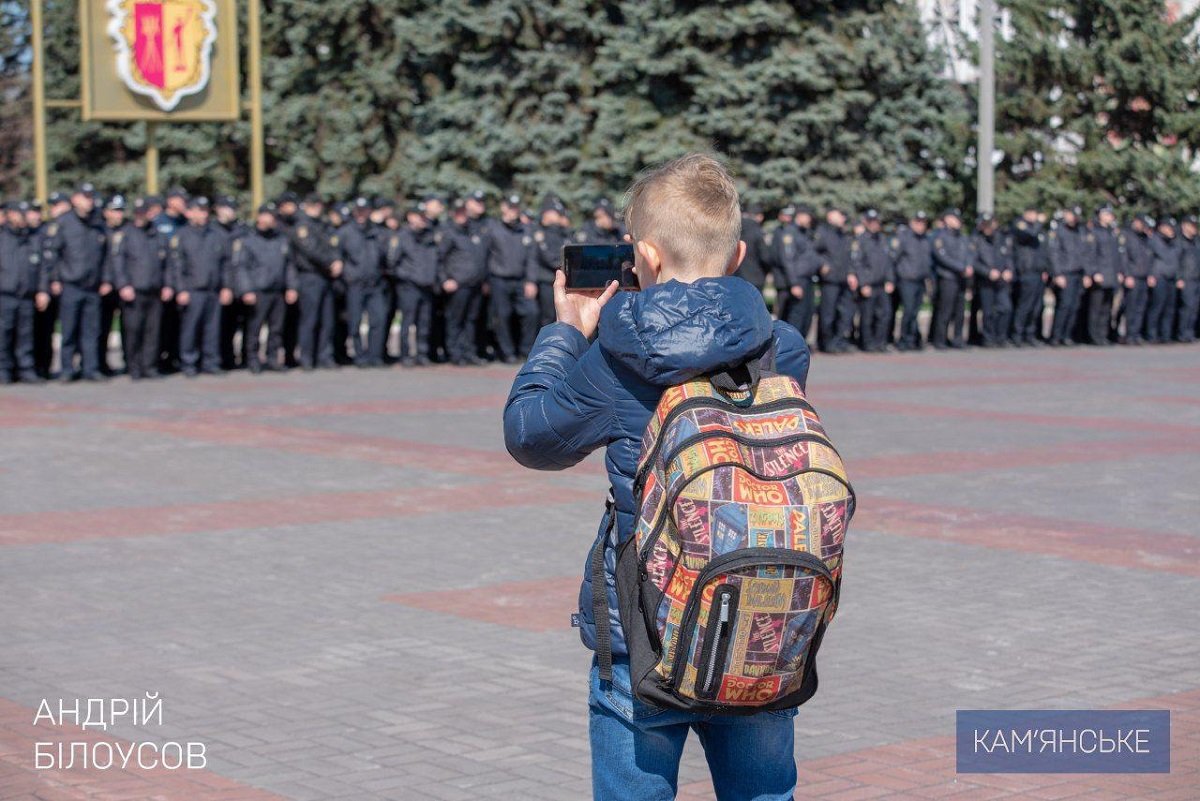В Каменском наградили полицейских, которые задержали опасного преступника 4