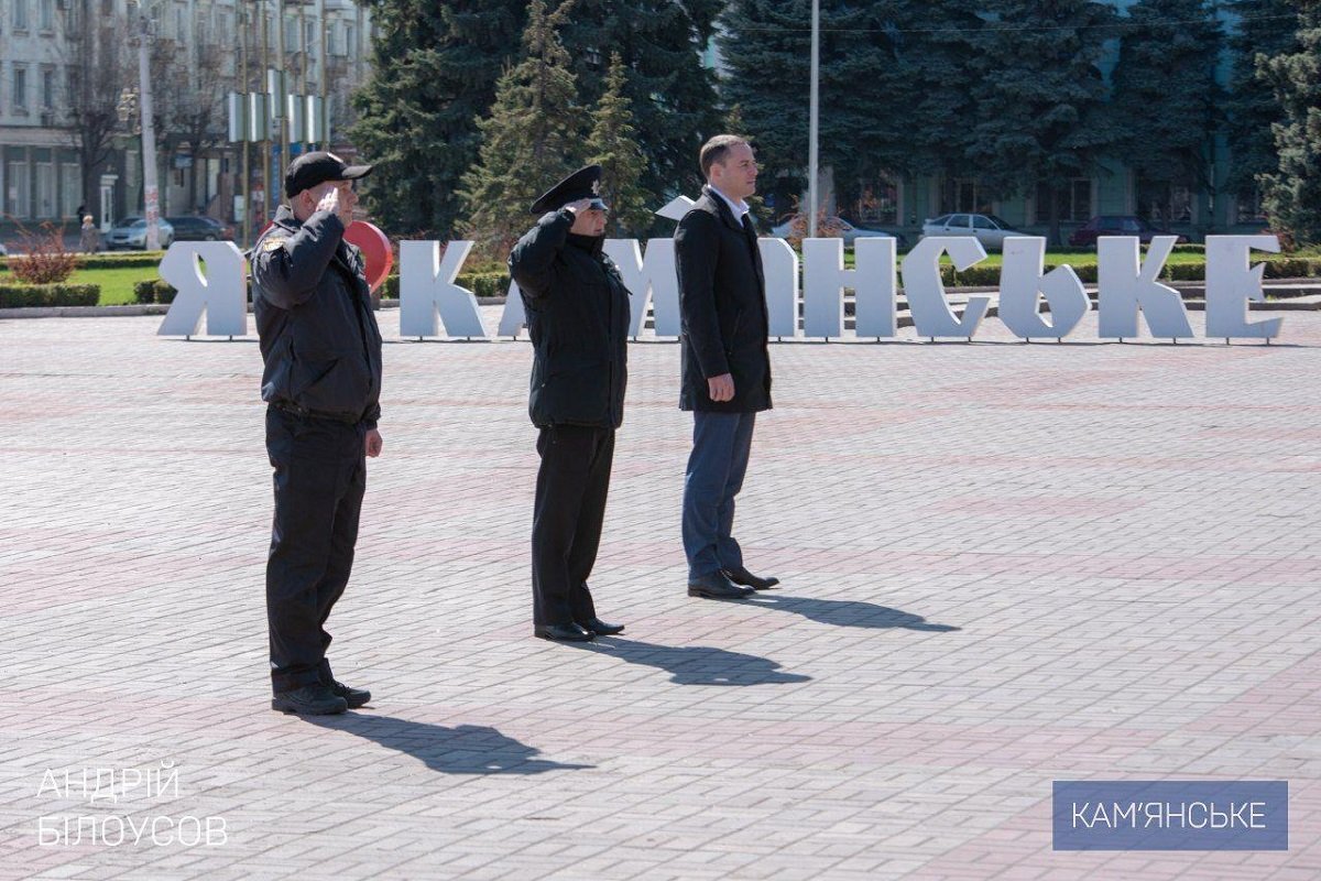 В Каменском наградили полицейских, которые задержали опасного преступника 5