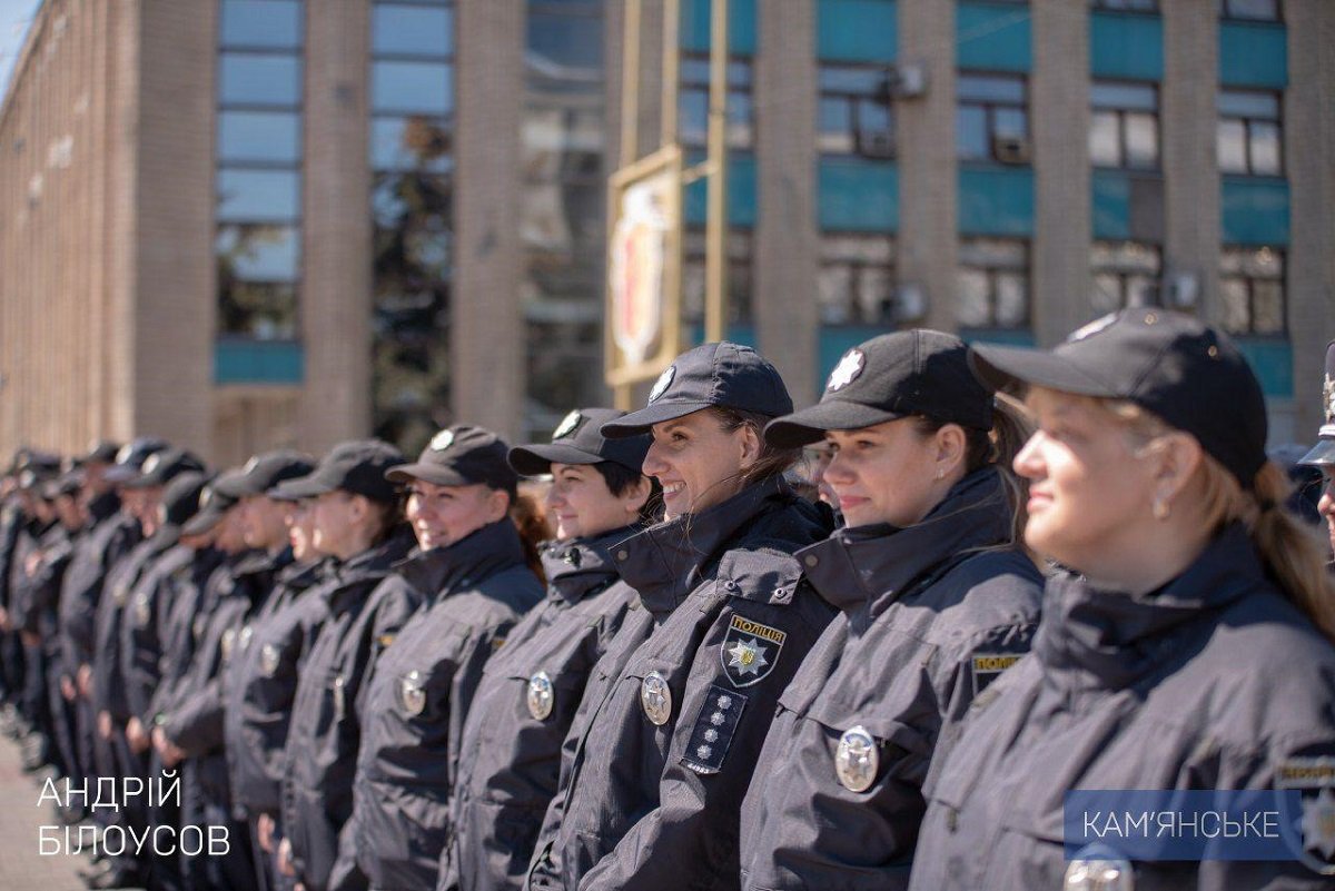 В Каменском наградили полицейских, которые задержали опасного преступника 6