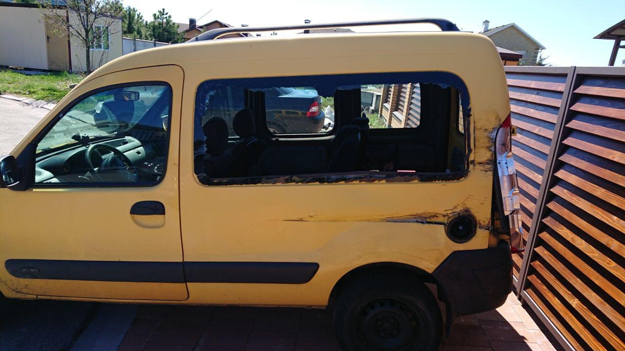 На Донецком шоссе столкнулись Renault и фура: помогите найти свидетелей