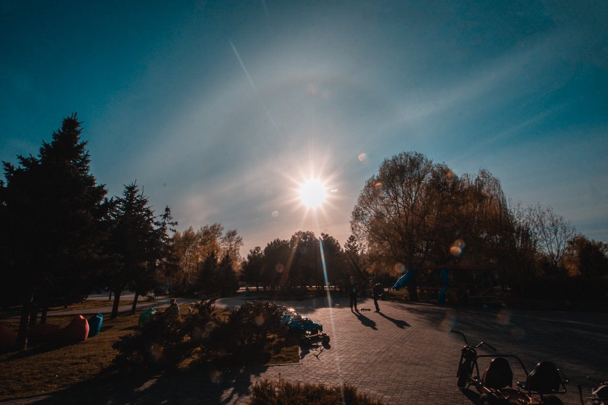 Твой город потух, словно спичка в ночи. Гримасы домов остывают.