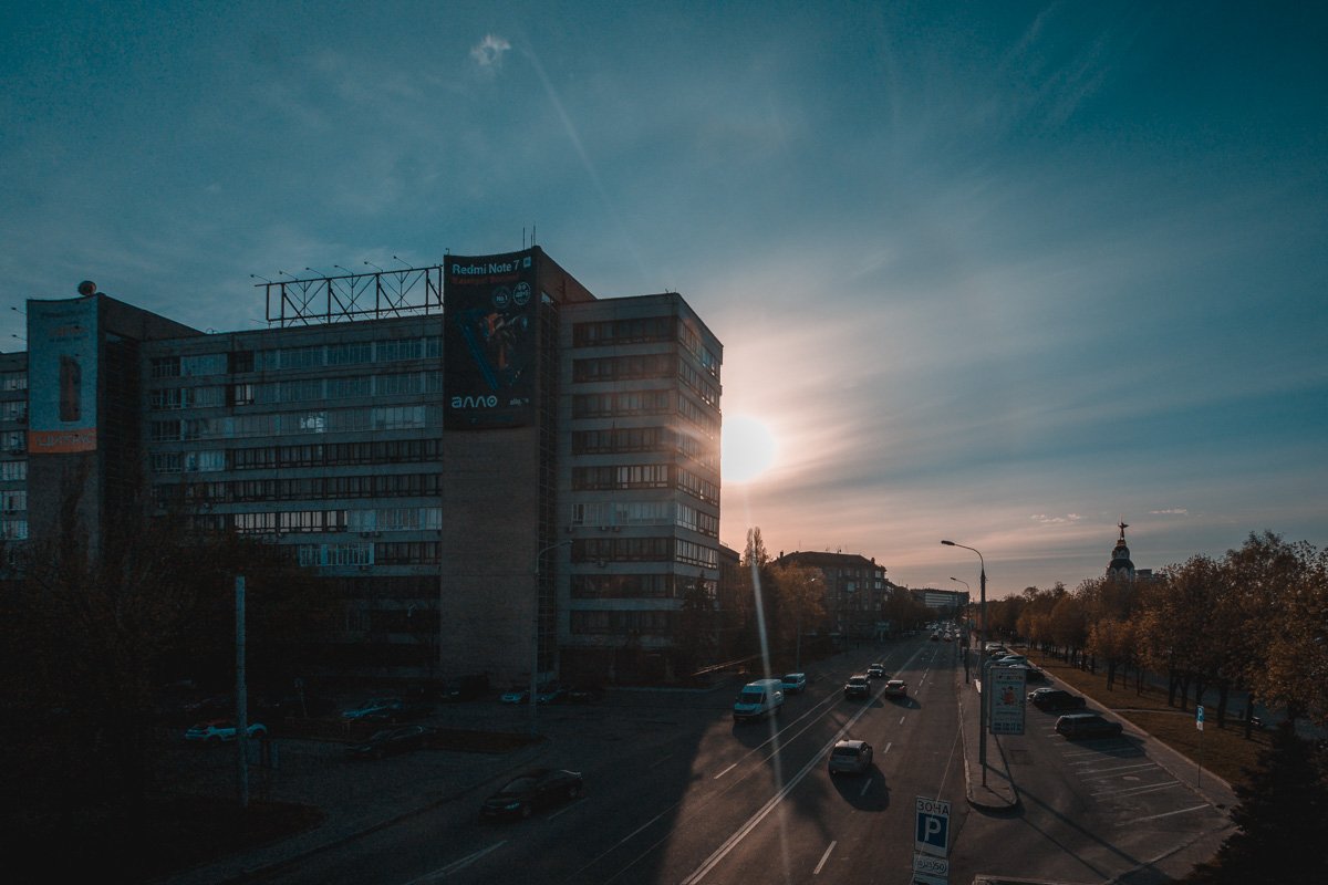 Но знаю, ты ждёшь, и лечи не лечи, А ждать очень больно бывает.