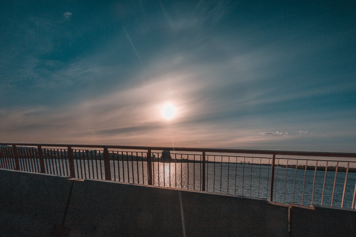 Надежда в дороге стирается в пыль И тонет в грязи под ногами.