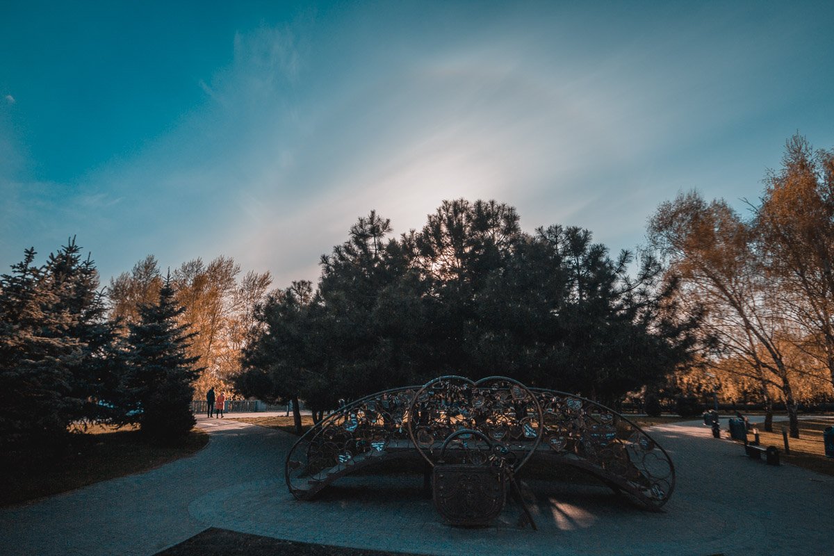 Но прежде чем сердце отправить в утиль, Сожги эту боль между нами.