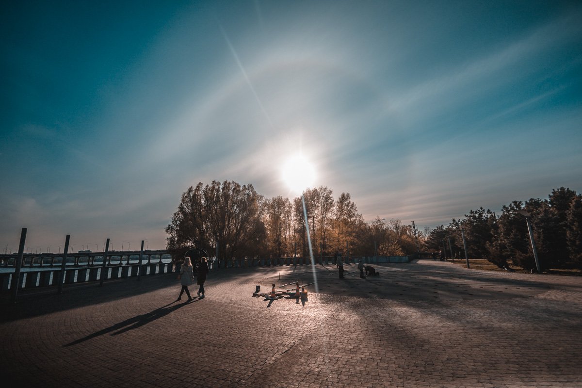 И ранней весной, ясным мартовским днём, С букетом ромашек и дыней Меня принесёт к тебе с первым ручьём На белой дрейфующей льдине.