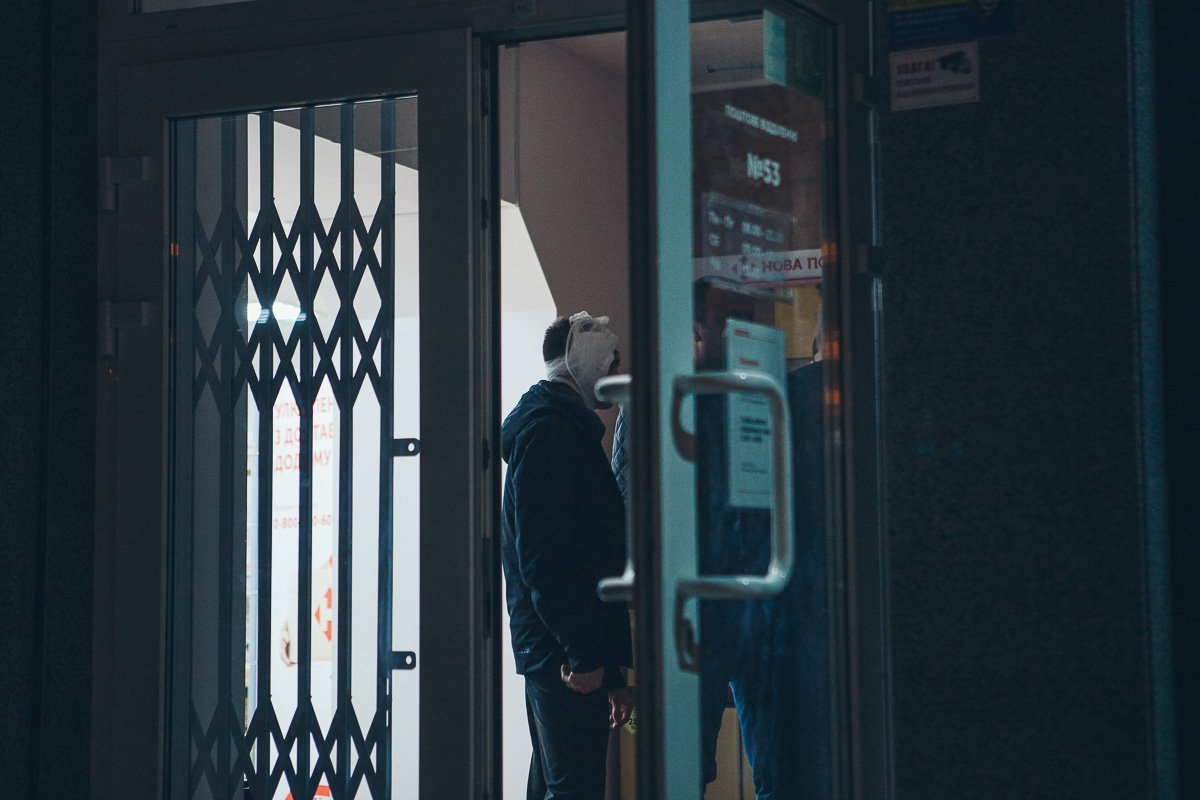 Когда сотрудники Новой Почты не выдали товары преступнику, он ударил сотрудника почты ножом