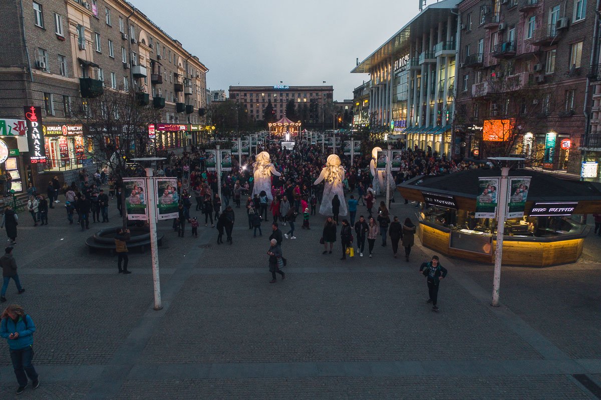 На представлении собралось много людей 