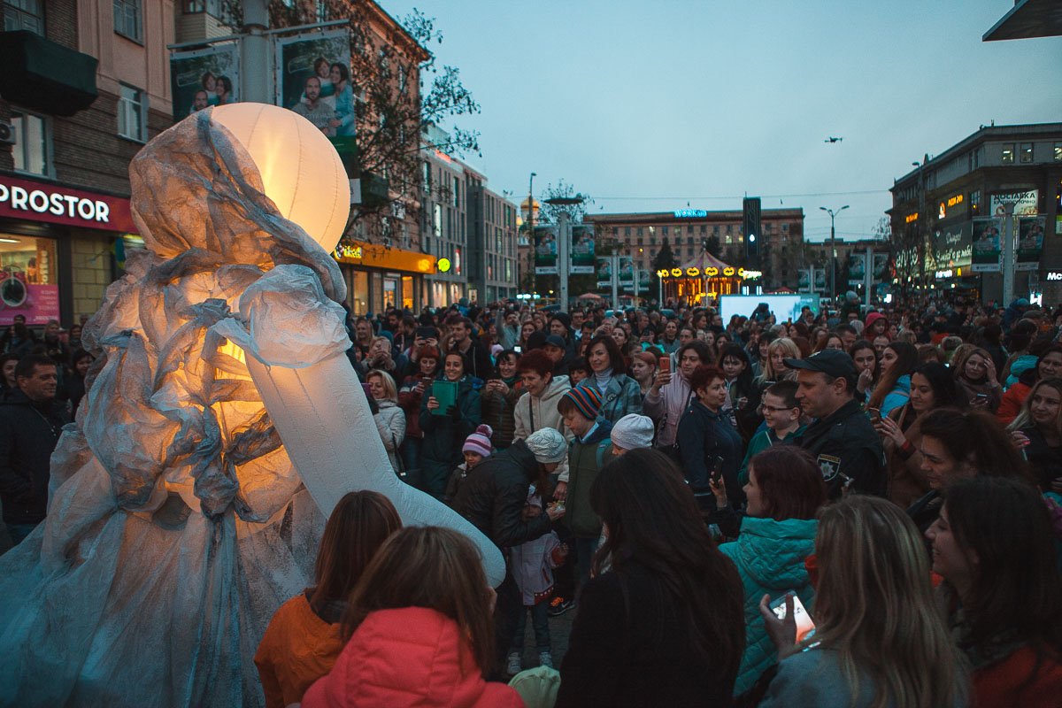 Все замирали и смотрели не "отрывая" взгляд 