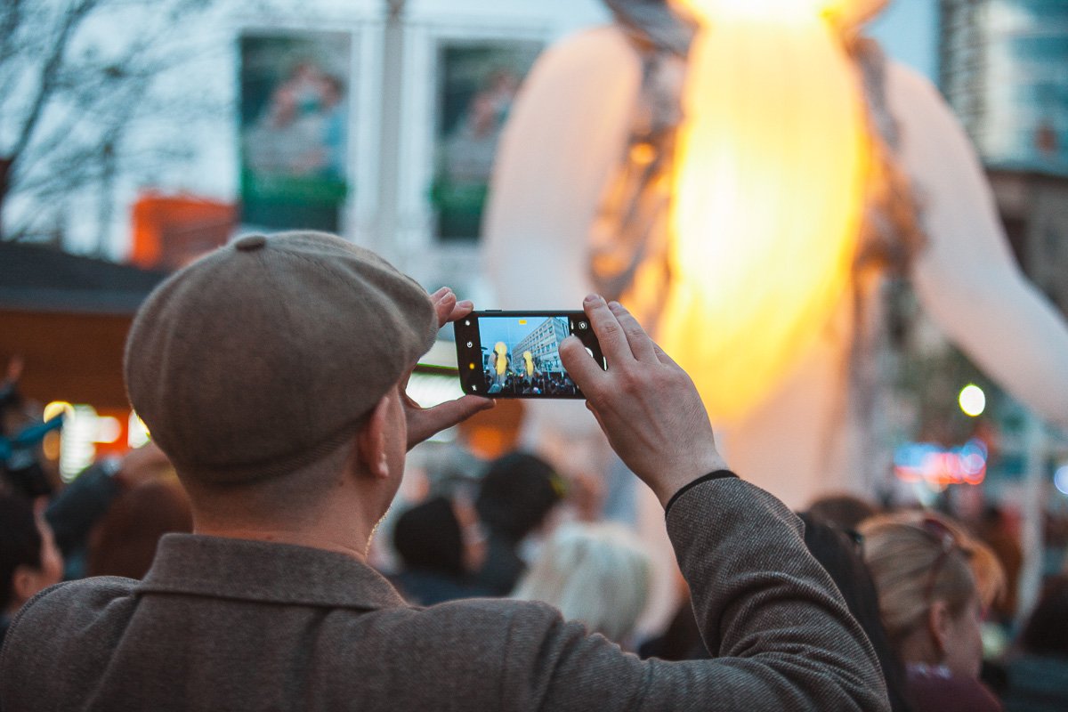 Люди снимали происходящее на всевозможные гаджеты 