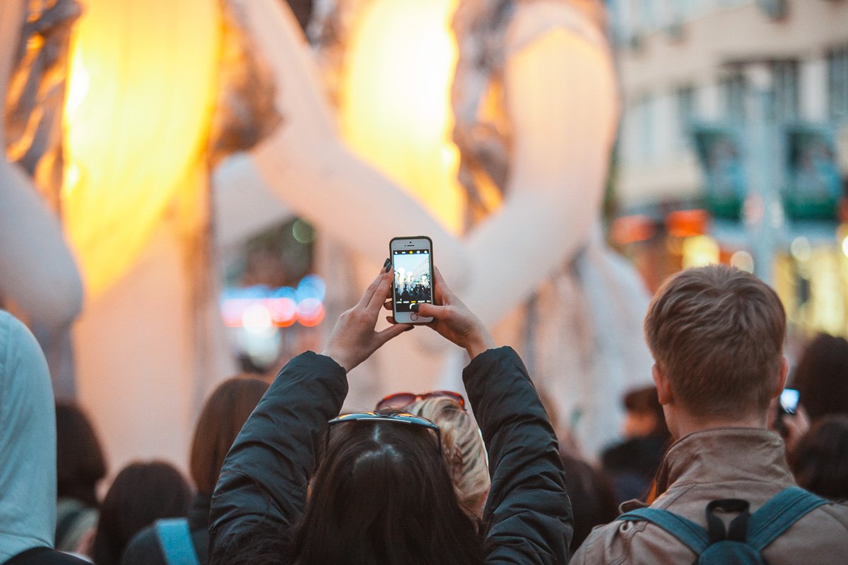 Прогулка персонажей высотой более 3 метров в легких костюмах, которые развеваются на ветру. Они гуляли по площади