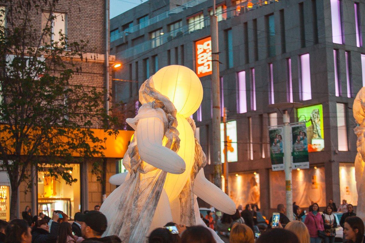  Это традиционная французская забава, ведь французы любят оживлять улицы, общественные места, очаровывать зрителя