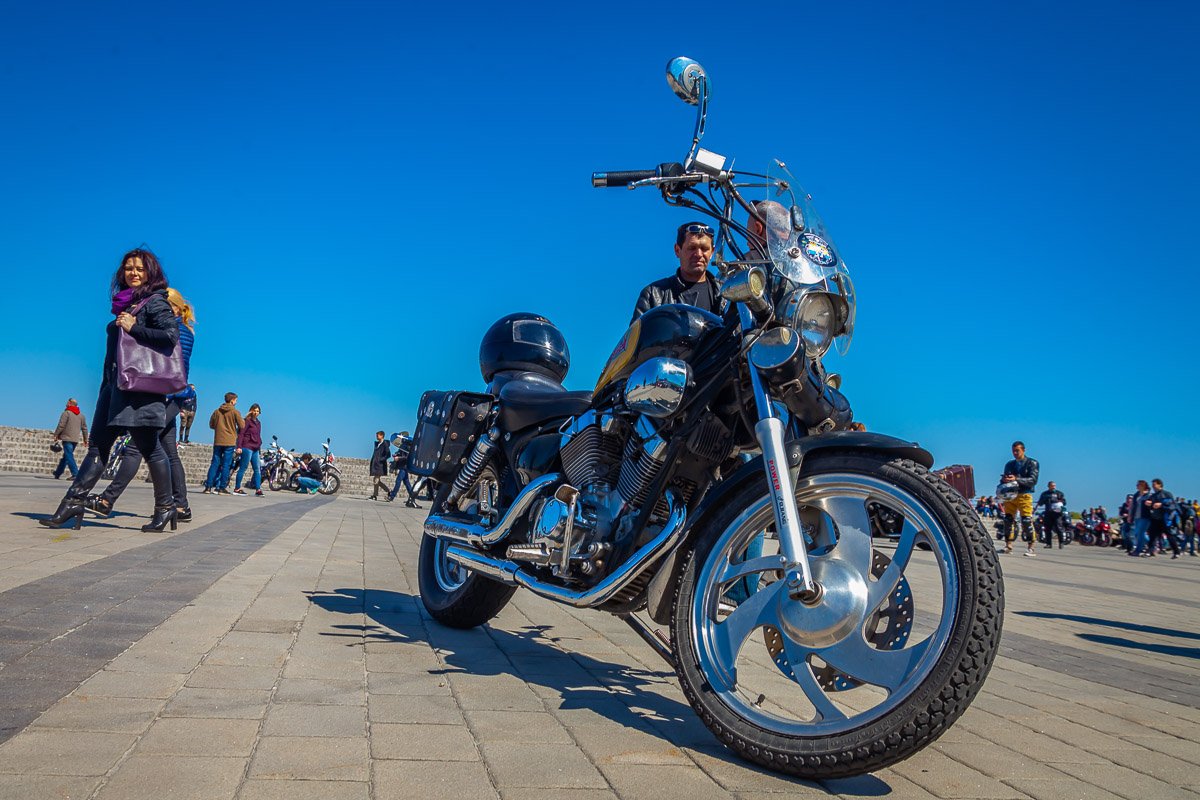 20 апреля по традиции на Фестивальном причале собрались сотни байкеров 20 апреля по традиции на Фестивальном причале собрались сотни байкеров