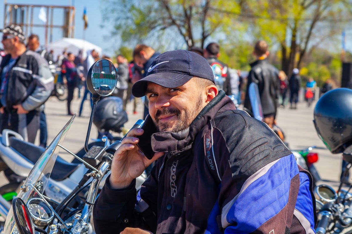 На Фестивальном причале собрались около тысячи людей На Фестивальном причале собрались около тысячи людей