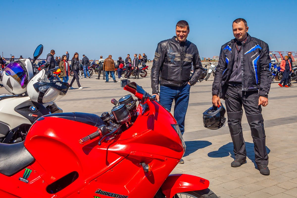 Многие мотоциклисты приехали с семьями, с друзьями или со второй половинкой Многие мотоциклисты приехали с семьями, с друзьями или со второй половинкой