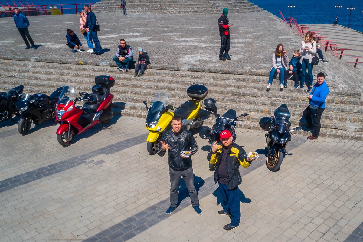 Всех их тут собрала общая любовь — любовь к мотоциклам и приключениям Всех их тут собрала общая любовь — любовь к мотоциклам и приключениям