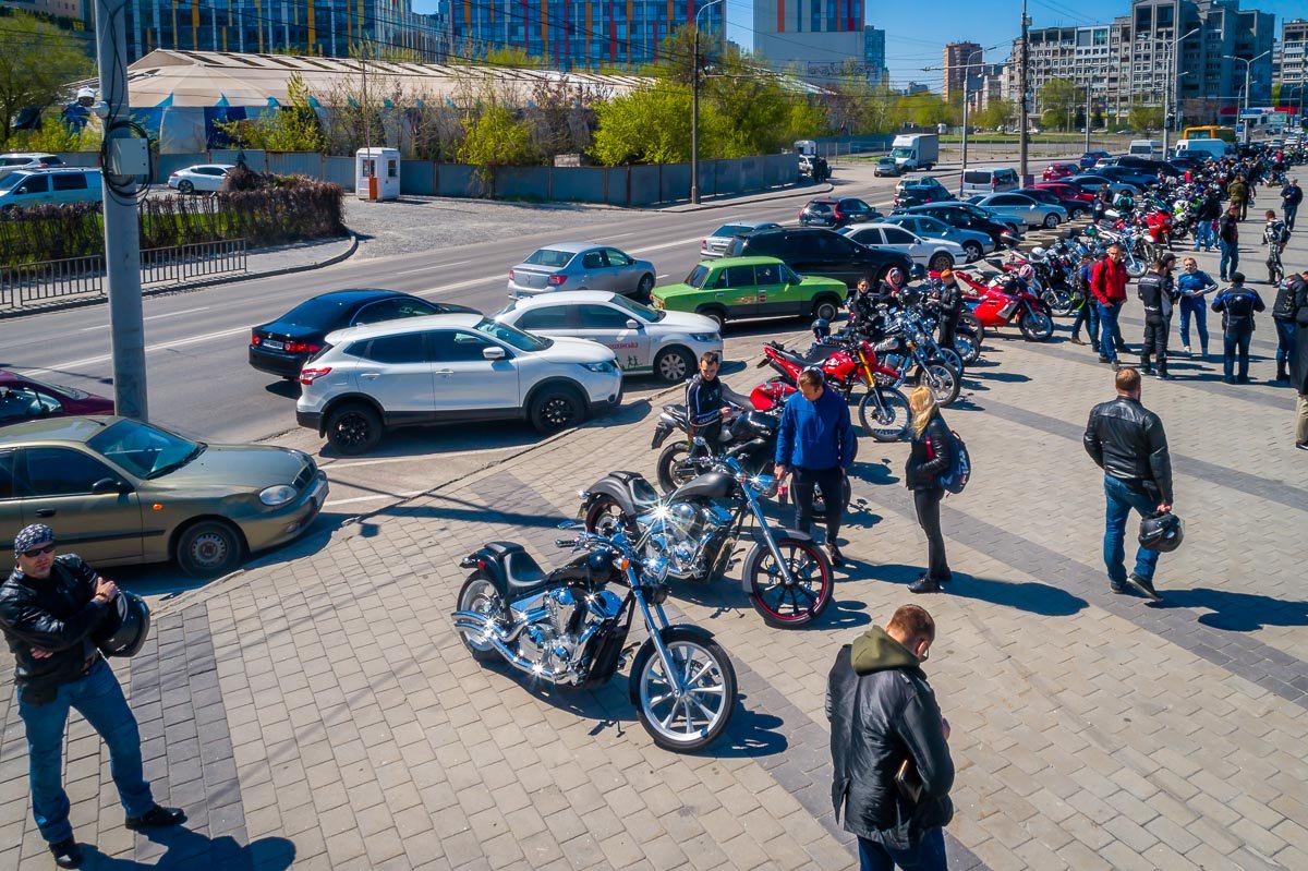 Десятки людей пришли посмотреть на открытие Десятки людей пришли посмотреть на открытие