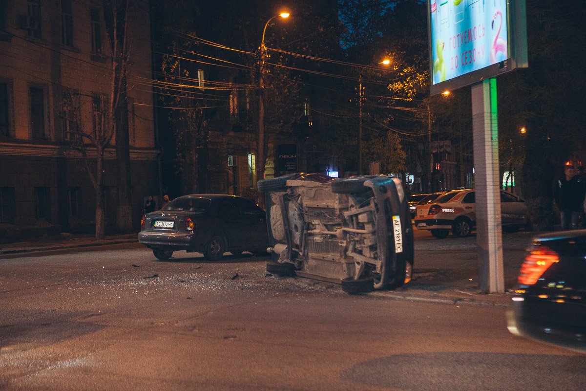 В Днепре на Староказацкой столкнулись Lanos и автомобиль службы такси В Днепре на Староказацкой столкнулись Lanos и автомобиль службы такси