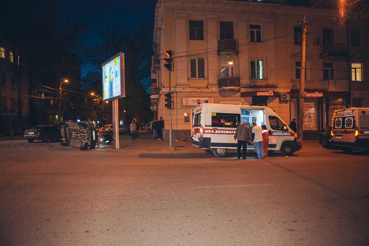 На месте работают насколько экипажей "скорой" помощи На месте работают насколько экипажей "скорой" помощи