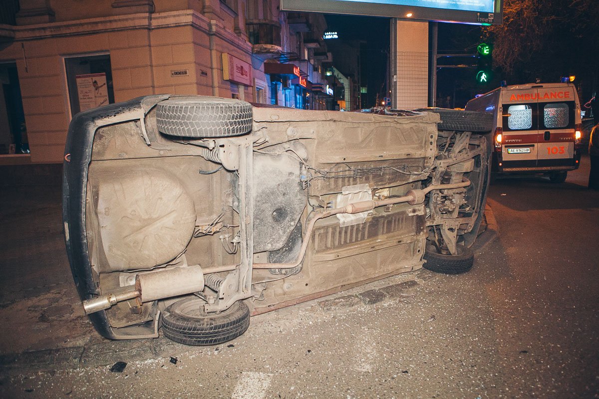 После удара автомобиль DACIA перевернулся левую сторону После удара автомобиль DACIA перевернулся левую сторону