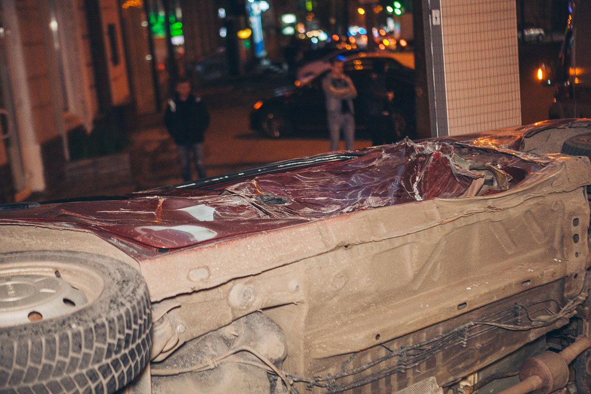 Пассажиров такси - парня и девушку, госпитализировали в 16-ю больницу Пассажиров такси - парня и девушку, госпитализировали в 16-ю больницу