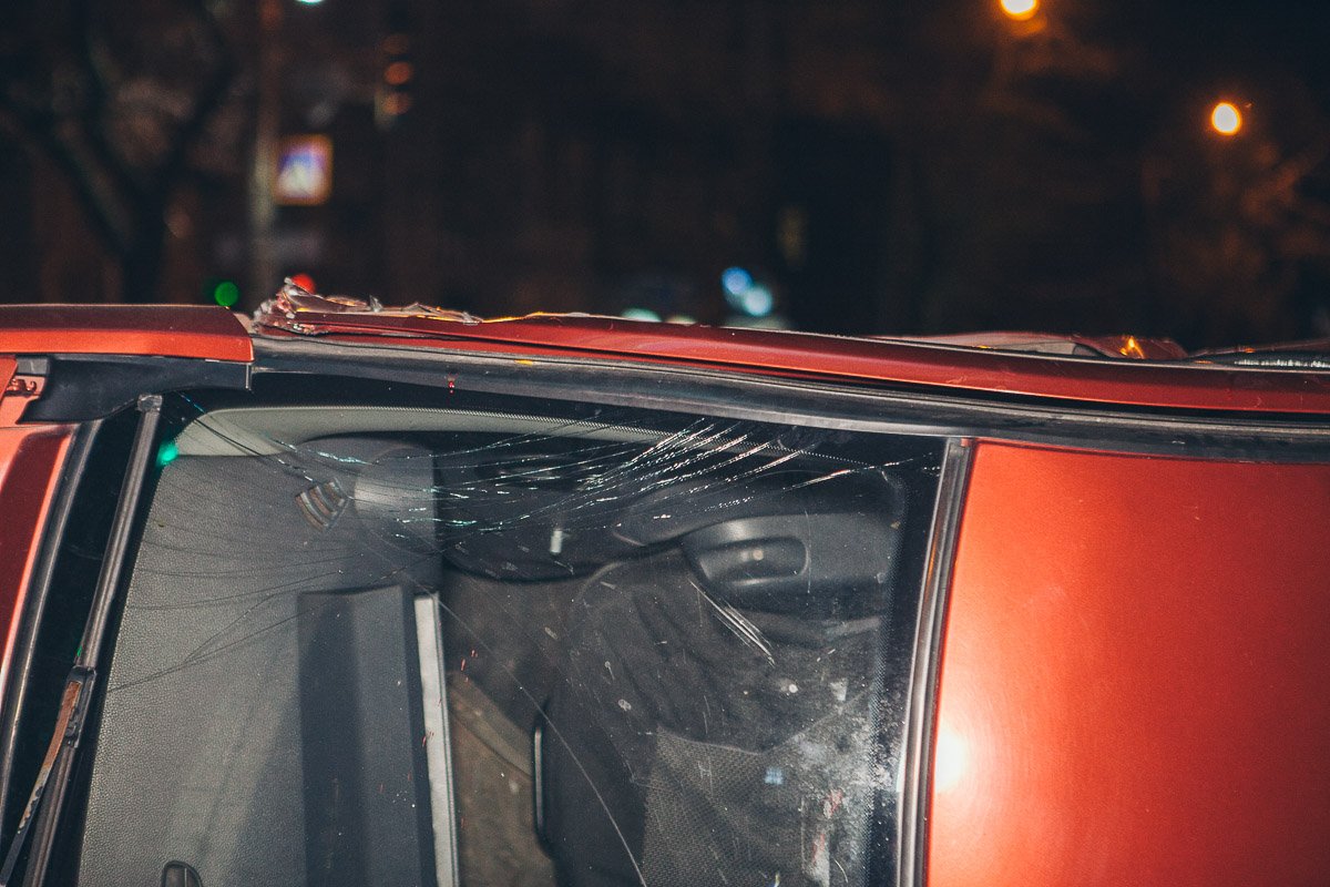 Автомобиль службы такси перевернулся Автомобиль службы такси перевернулся