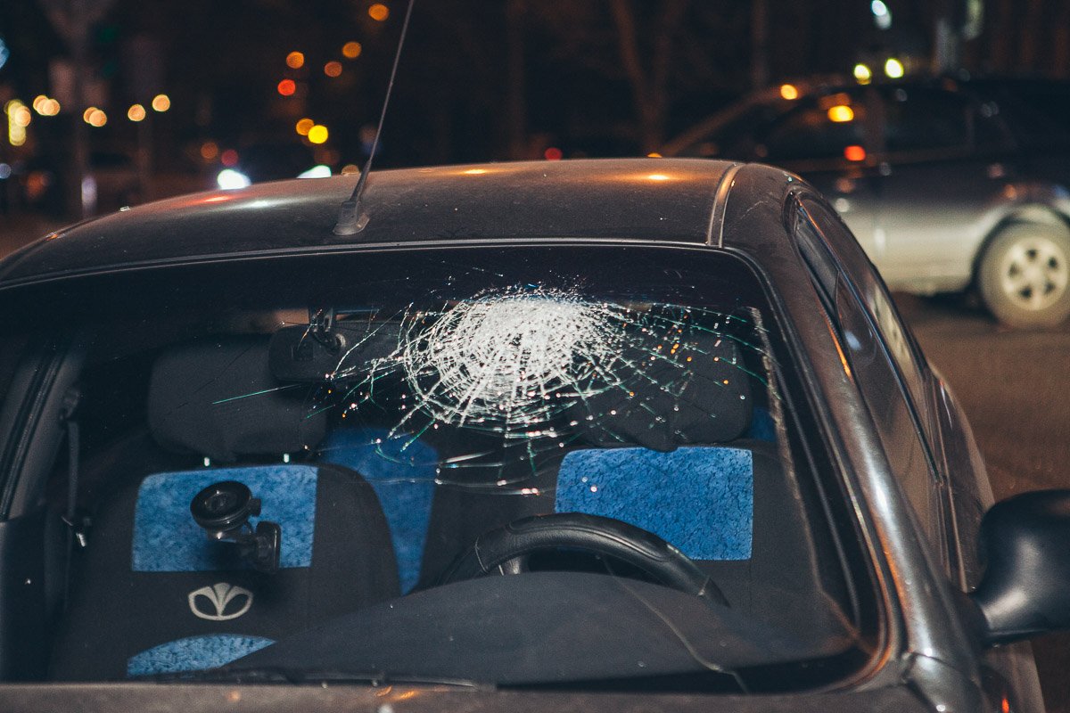 Водитель разбил лобовое стекло головой Водитель разбил лобовое стекло головой