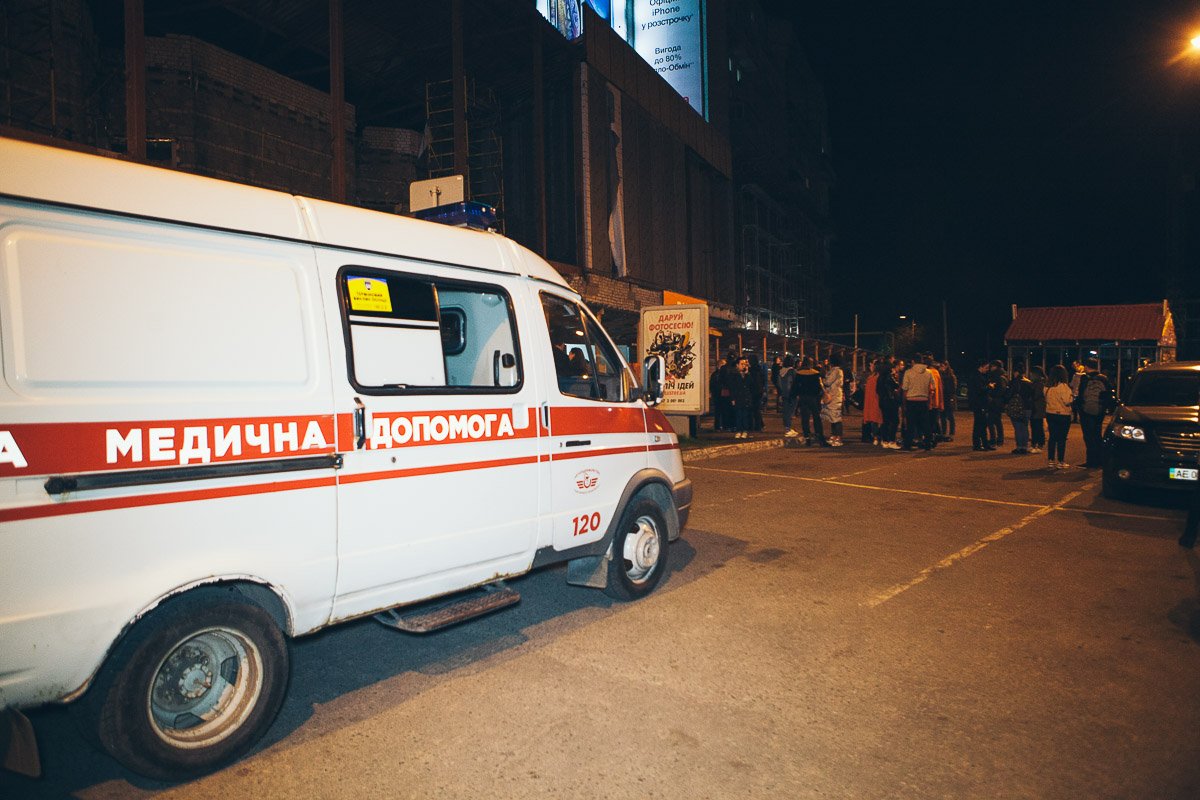 На место происшествия приехали несколько экипажей патрульной полиции, врачи "скорой" помощи, взрывотехники, спасатели и кинологи