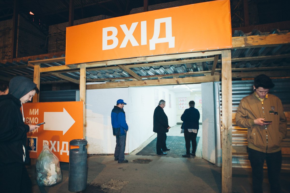 Торговый центр и прилегающие территории осматривают