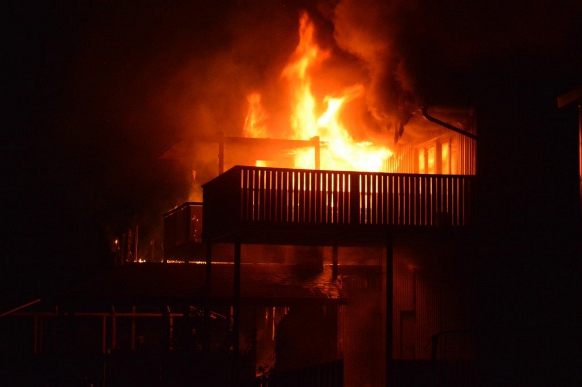 Пожар вспыхнул на лодочной станции, которая находится на Набережной Заводской
