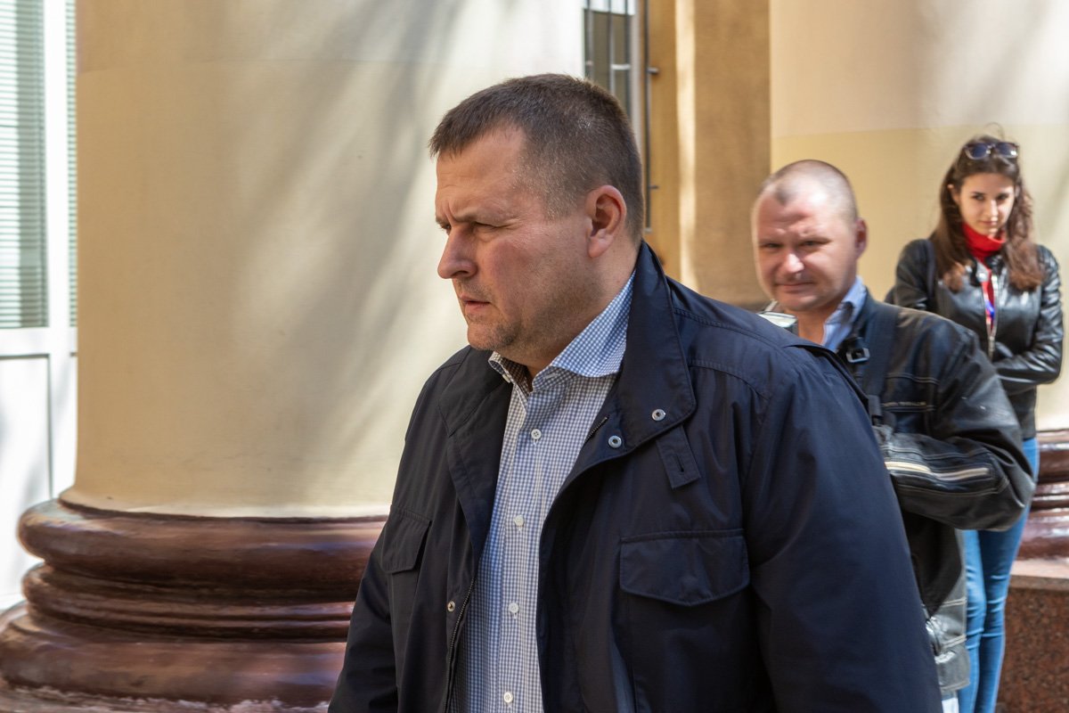 Около 11:30 мэр Днепра Борис Филатов приехал, чтобы проголосовать Около 11:30 мэр Днепра Борис Филатов приехал, чтобы проголосовать