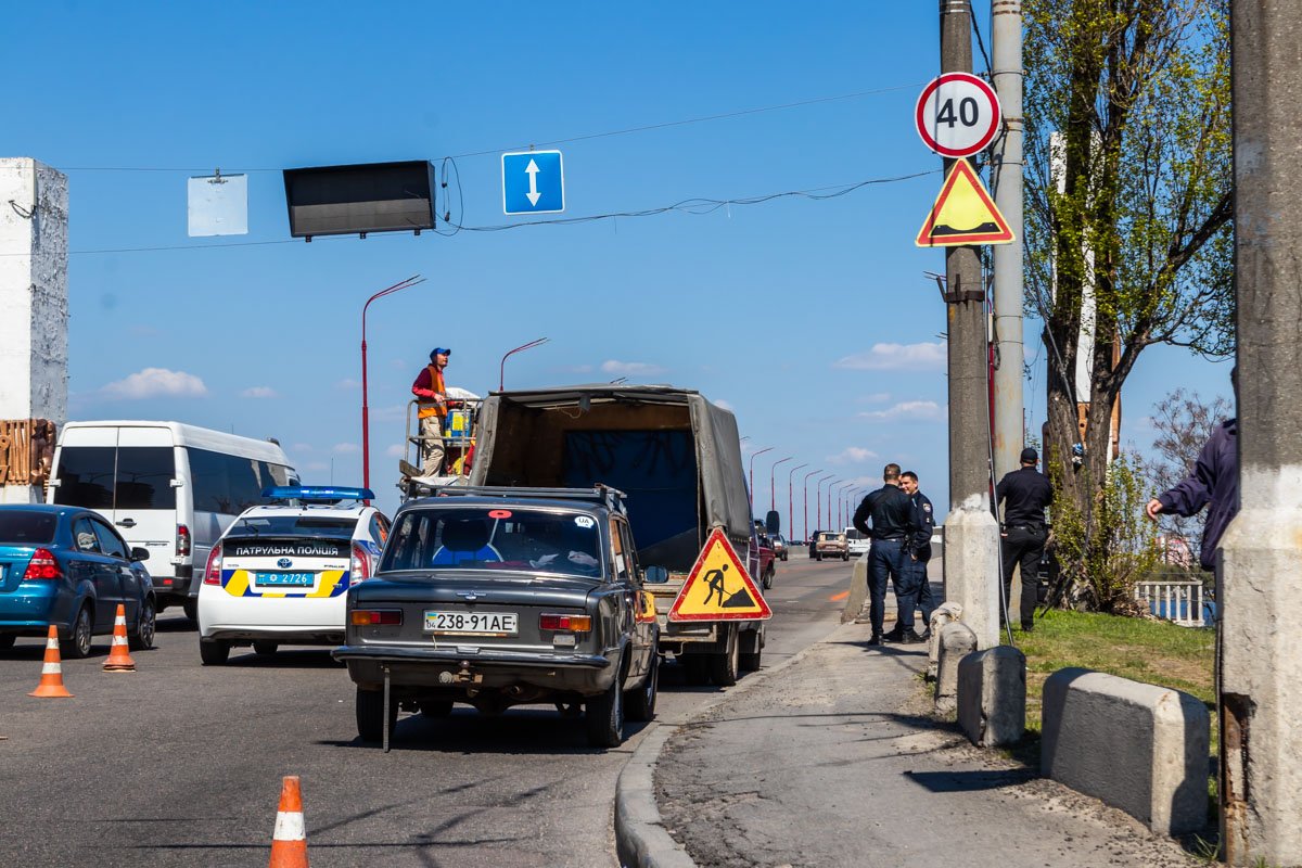 Монтаж реверсивных светофоров коммунальщики начали около 12:50