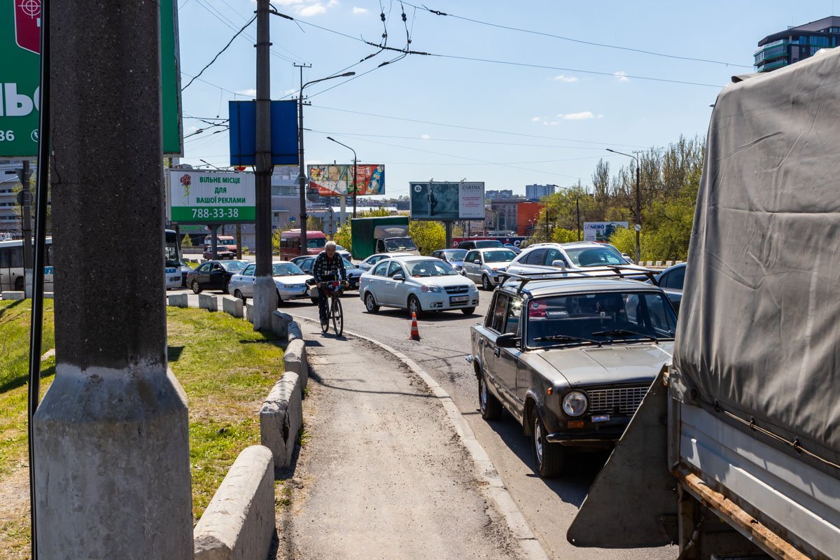 На въезде на Новый мост образовалась пробка, но движение не особо затруднено