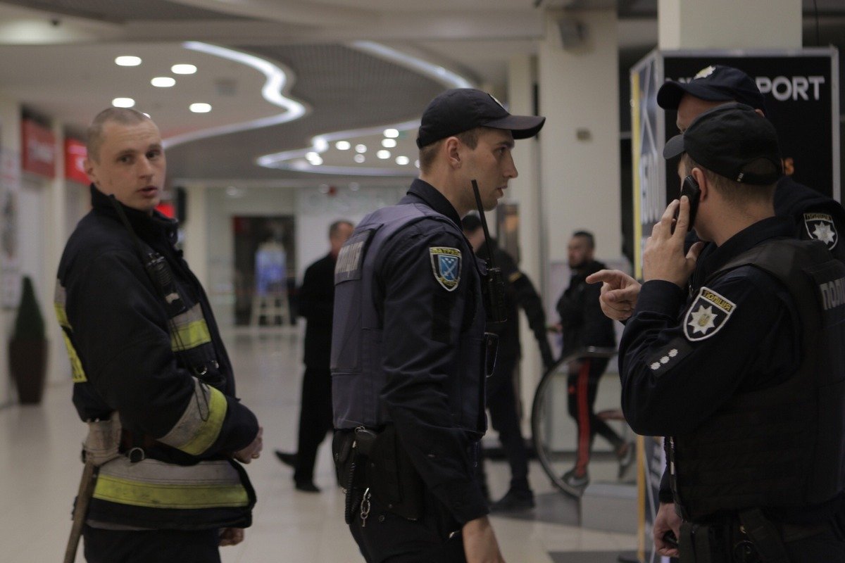 На месте работают патрульные и спасатели