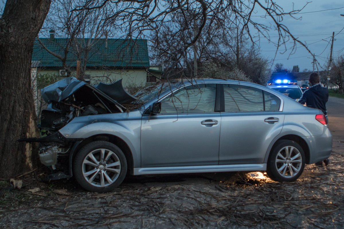Subaru на скорости "влетел" в дерево Subaru на скорости "влетел" в дерево