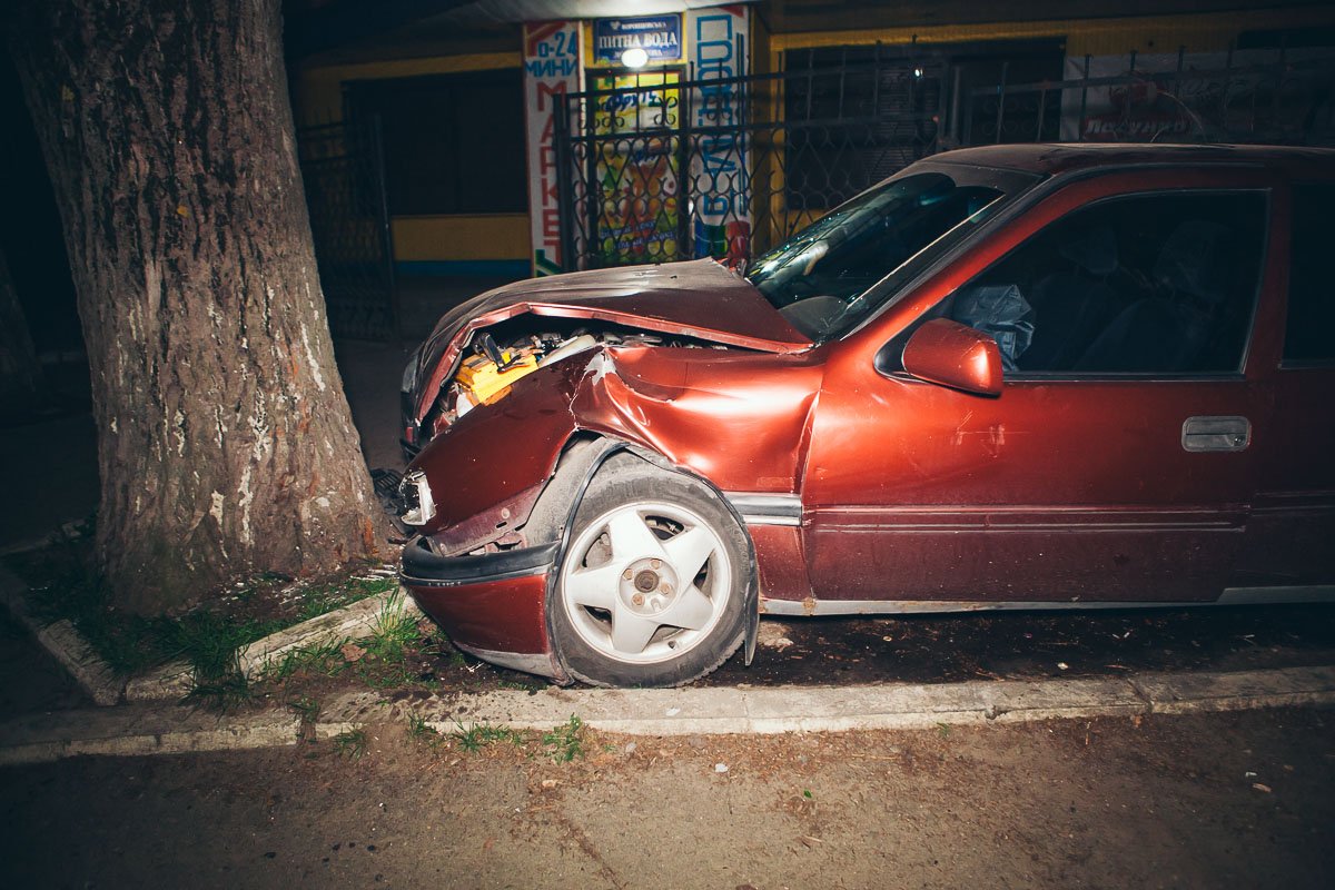 Судя по расположению авто можно предположить, что иномарка сворачивала с улицы Деземовской