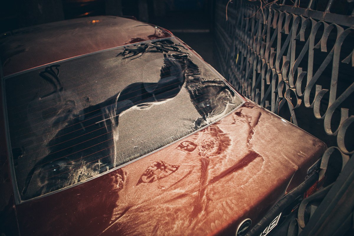 Вероятно, пассажиру пришлось запрыгнуть на авто, чтобы выбраться