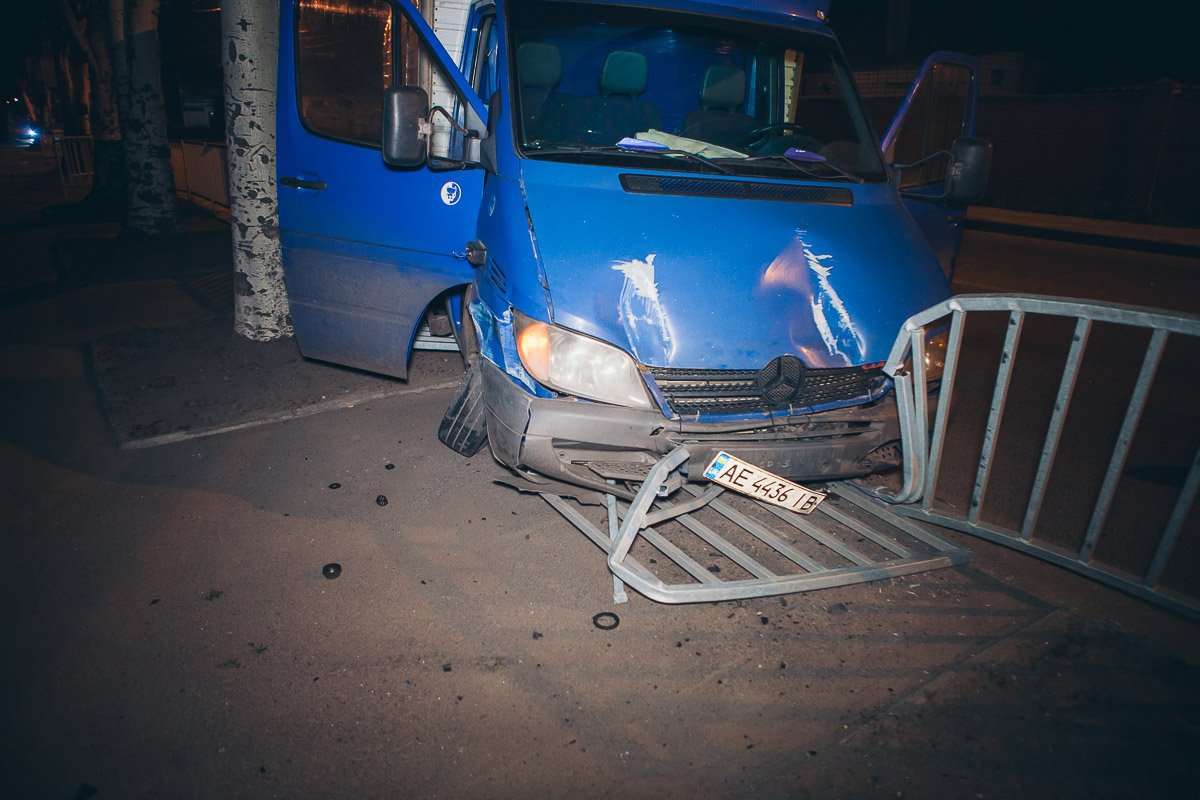 На Янтарной грузовик въехал в ограждение На Янтарной грузовик въехал в ограждение