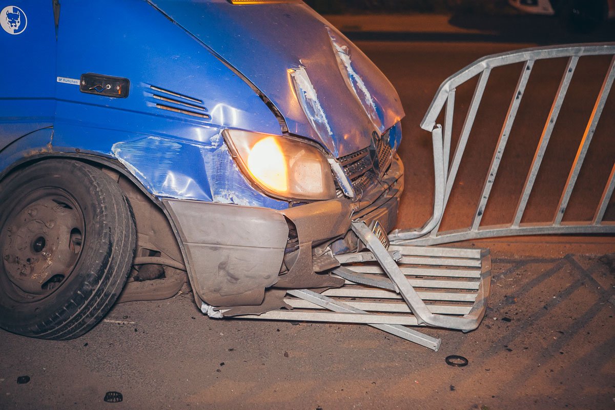 Машина, груженая булочками, сильно повреждена Машина, груженая булочками, сильно повреждена