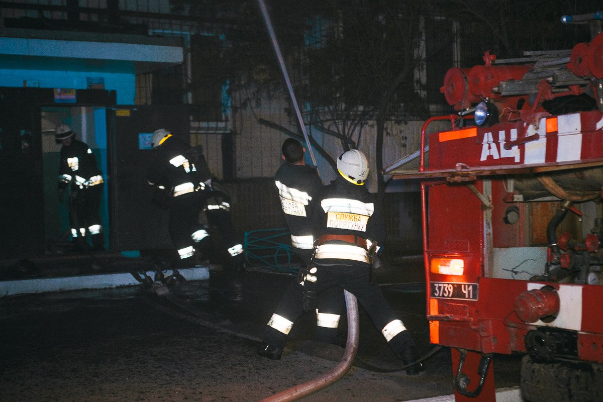 Спасатели начали тушить пожар с улицы Спасатели начали тушить пожар с улицы