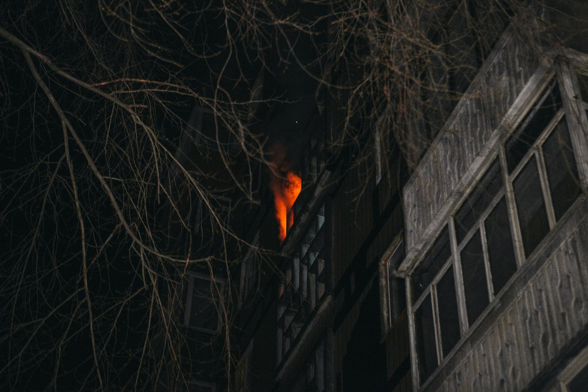 Некоторые жители дома считают, что кладовку в подъезде подожгли Некоторые жители дома считают, что кладовку в подъезде подожгли