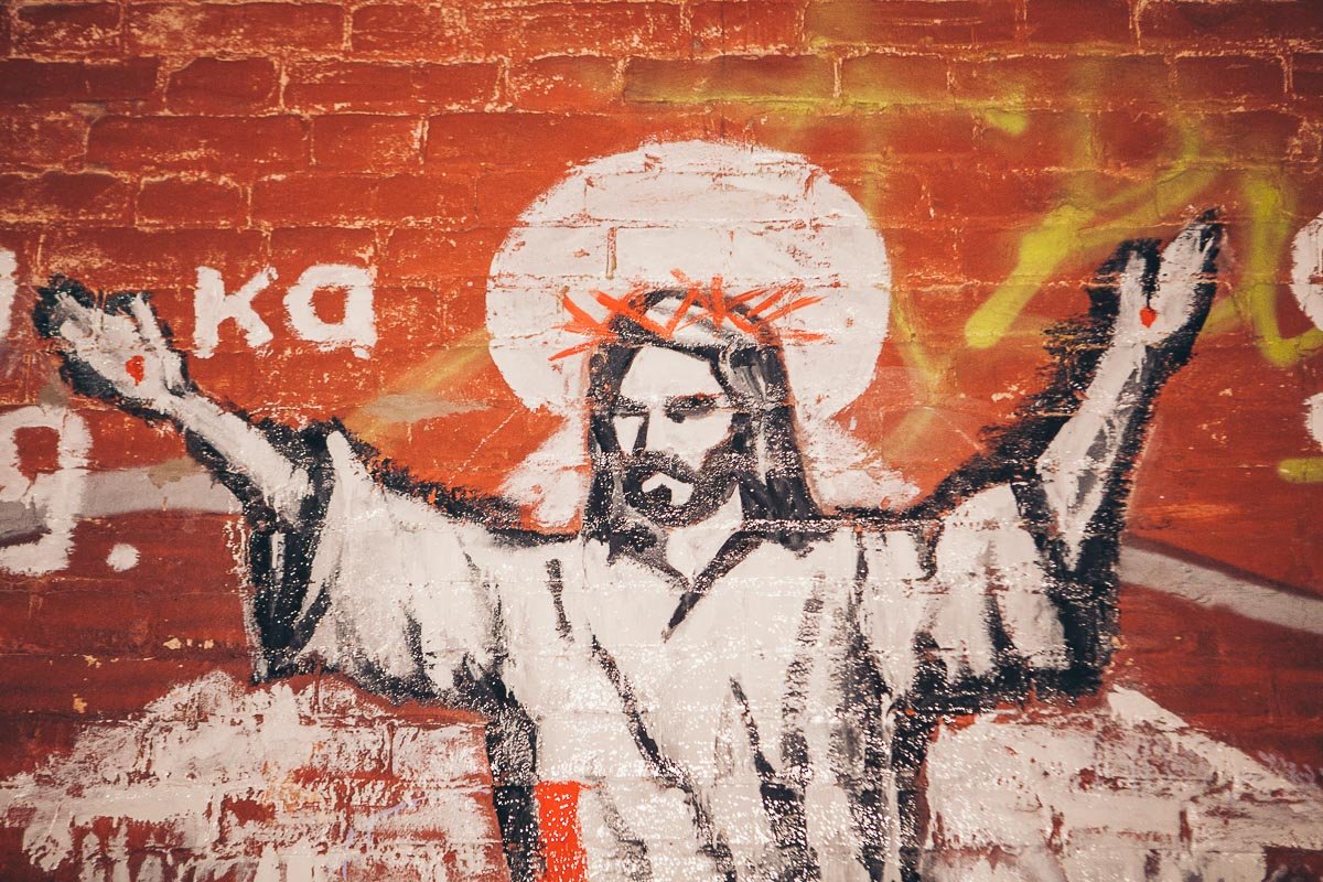 На одном из городских фасадов активисты изобразили распятого Иисуса Христа