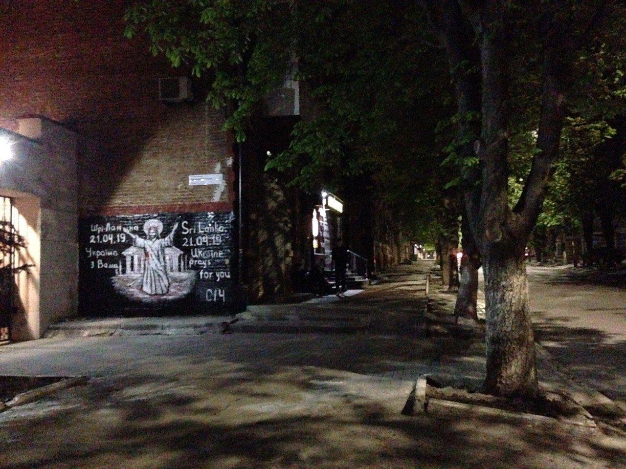 Спустя несколько часов усердной работы на одном из городских фасадов появилось изображение распятого Христа