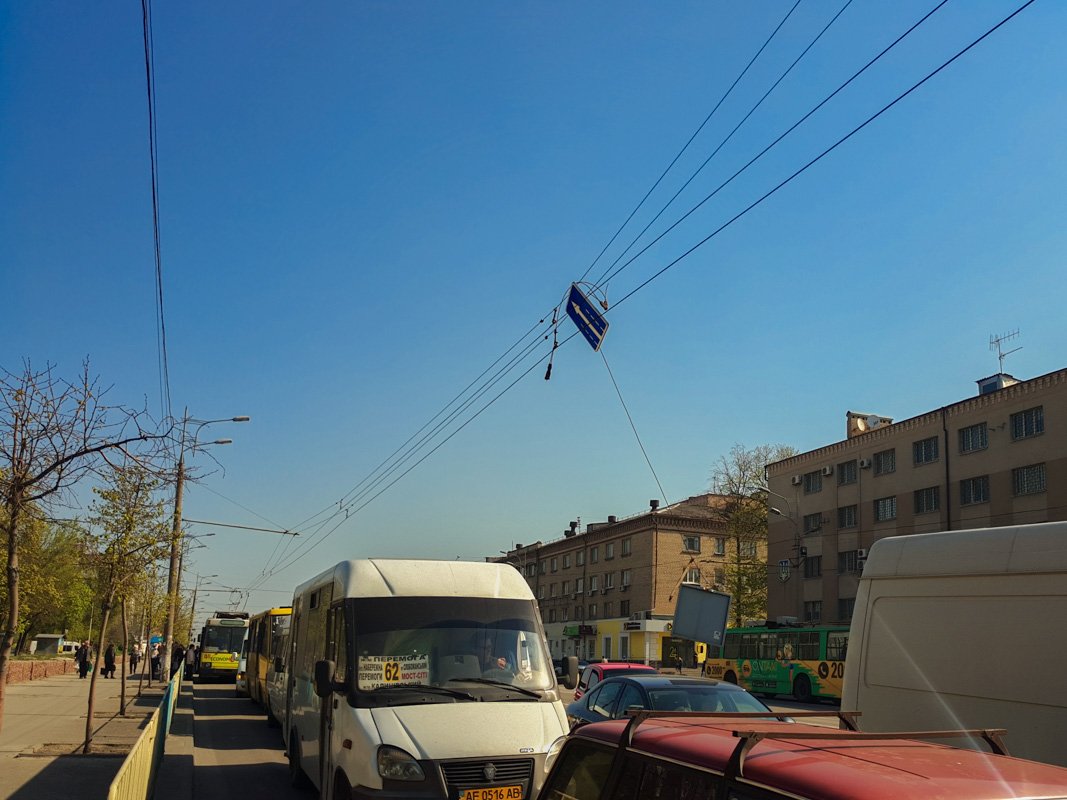 Тросс оборвался в районе перекрестка Слобожанского проспекта с улицей Богдана Хмельницкого Тросс оборвался в районе перекрестка Слобожанского проспекта с улицей Богдана Хмельницкого