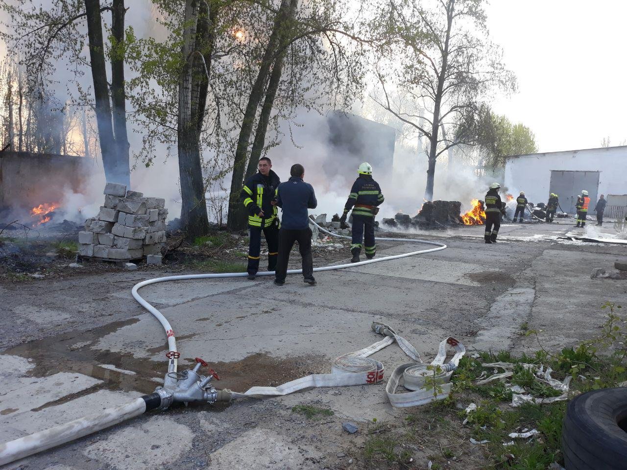 Пожар на Левом берегу Днепра: полыхает цех на предприятии 1