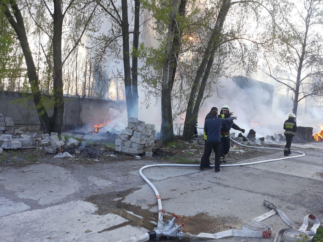 Пожар на Левом берегу Днепра: полыхает цех на предприятии 2