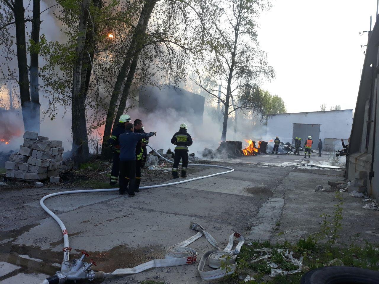 Пожар на Левом берегу Днепра: полыхает цех на предприятии 3